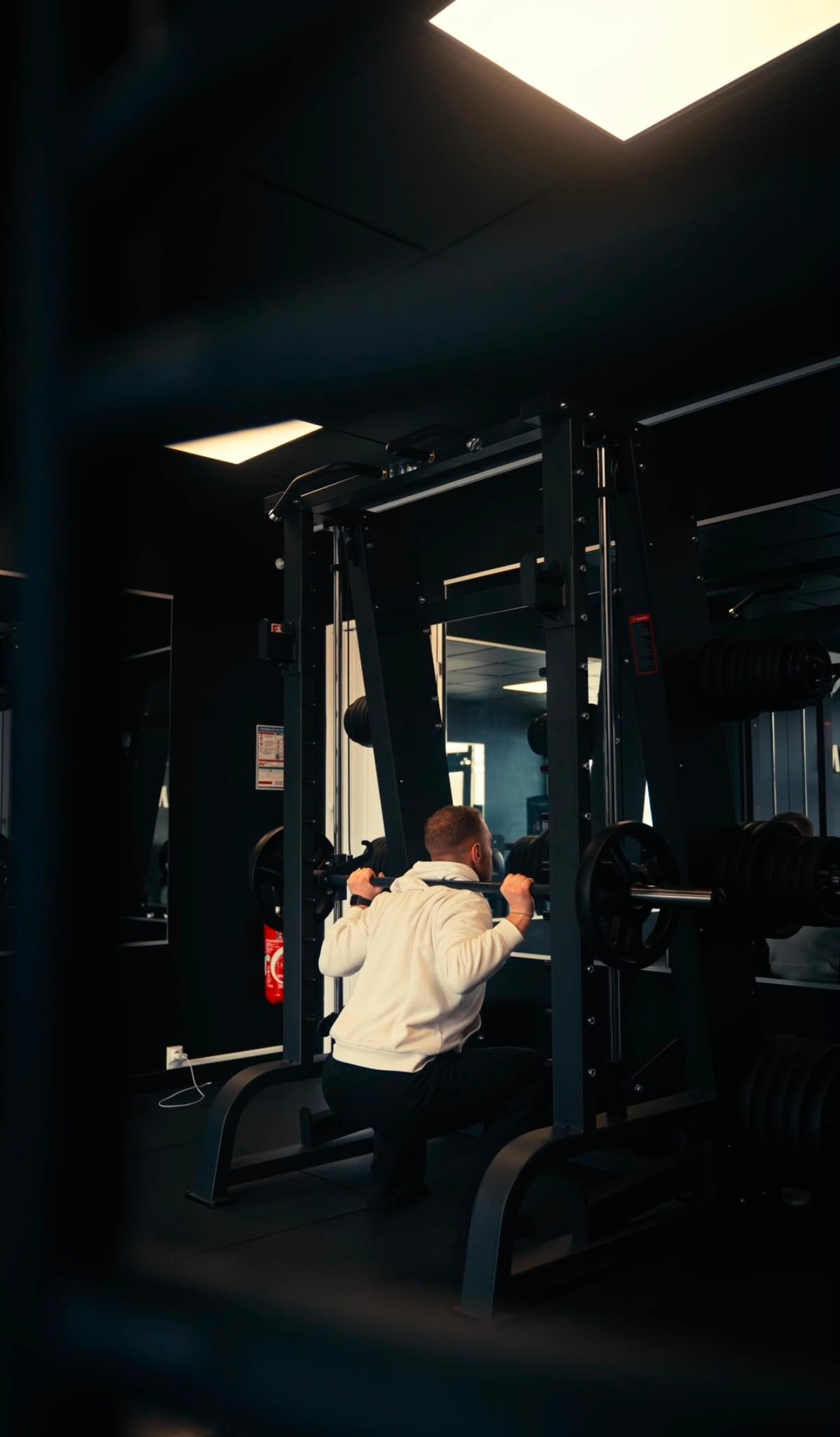 Adhérent MyMicroGym en pleine séance au squat rack