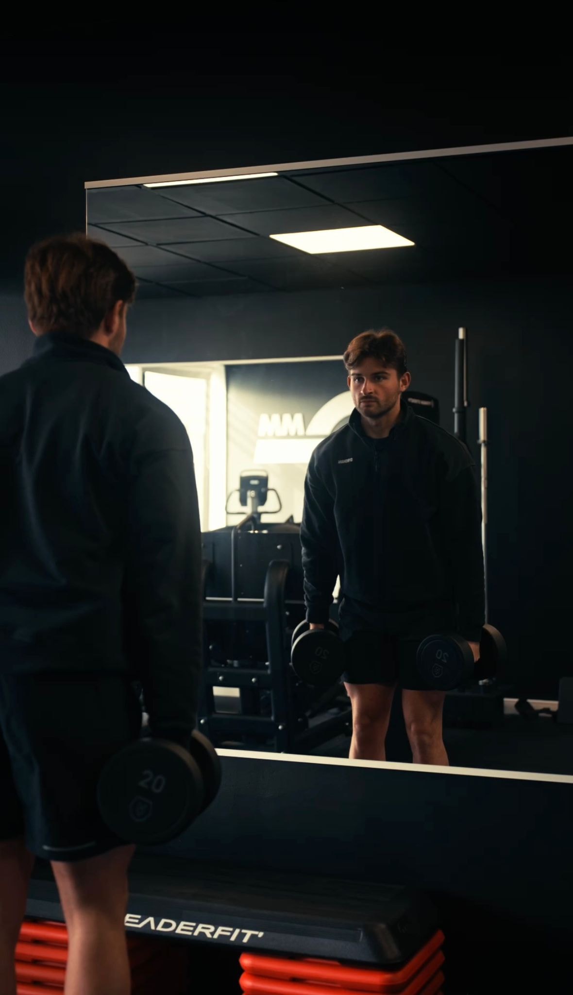 Adhérent MyMicroGym en séance de musculation avec haltères